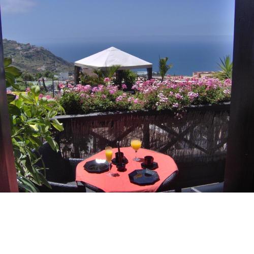 Moderne Ferienwohnung mit privatem Balkon sowie Meer- und Gebirgsblick