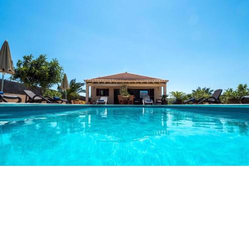 Modernes und neuwertiges Ferienhaus mit großer teilweise überdachter Terrasse und privatem Pool im umzäunten Garten