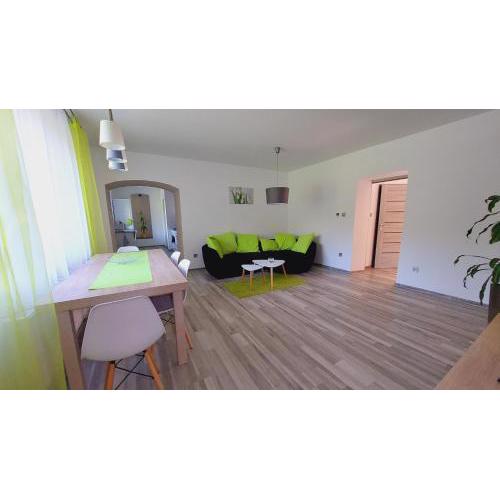 Moderní klidný apartmán v přírodě, s parkováním.