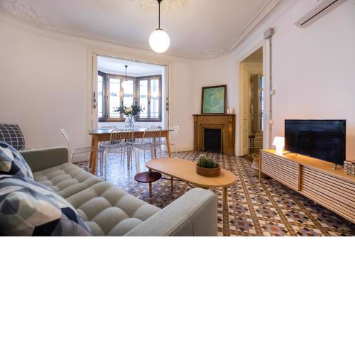MODERNIST APARTMENT FOR LARGE GROUPS IN EIXAMPLE