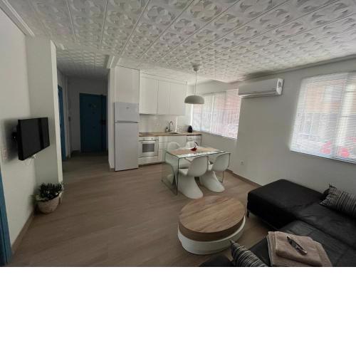 Modernized 3-bedroom flat 500m to the beach