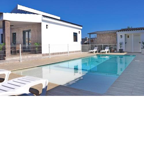 Moderno chalet con pisicina