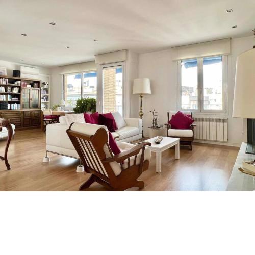 Moderno y amplio apartamento en el centro de Roses