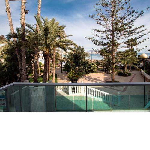 Moderno y bonito apartamento en primera linea de playa de poniente