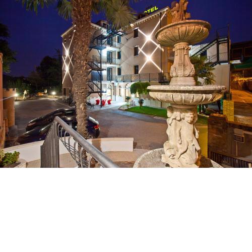 Momi's Hotel