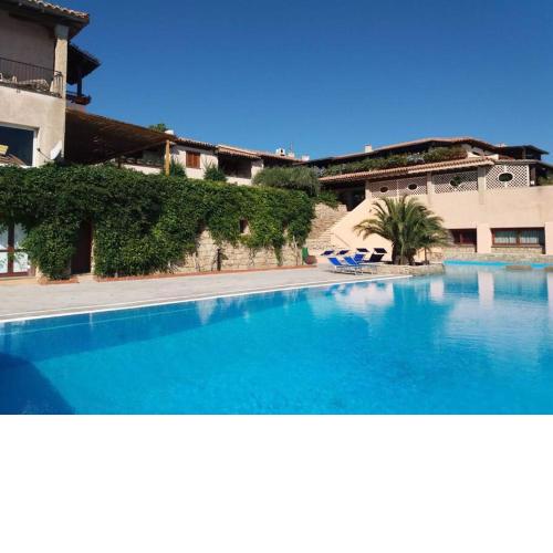Monolocale con piscina condominiale vista mare