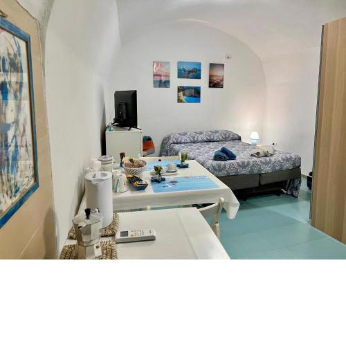 Monolocale nel borgo antico, a due passi dal mare e dal porto