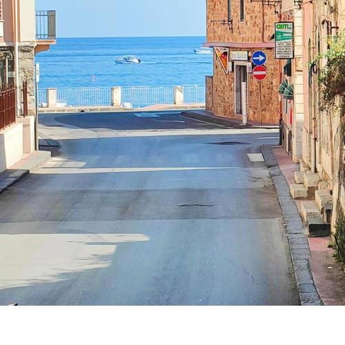 Monolocale Taormina a 100 Metri da stazione treni e 30 Mt dal mare