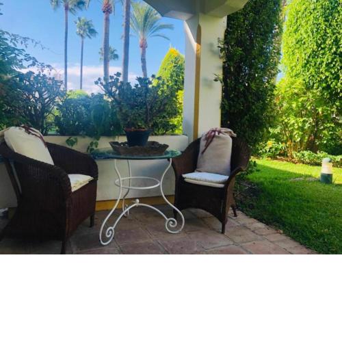 Moraleja, habitación en bajos con jardín en Estepona