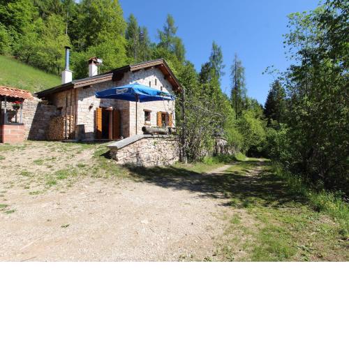 Mountain chalet in Lamon with garden