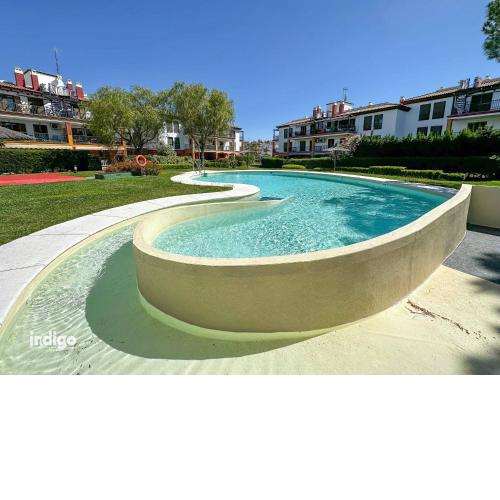 MUL001 Bright 2 bedroom Apartment with Pool View