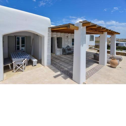 Mykonos 4 bedroom Cycladic home with free parking