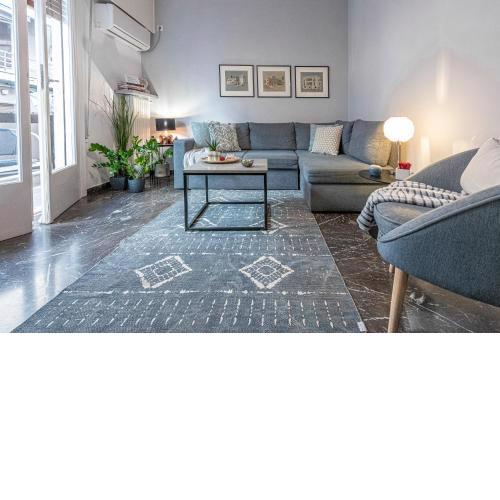 Nadia's apartment , Athens