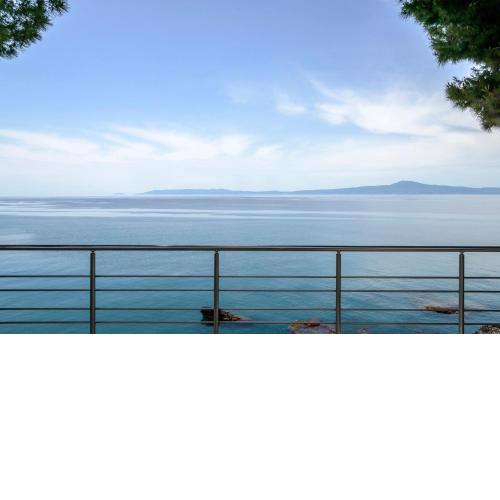 Naftilos Blue View retreat