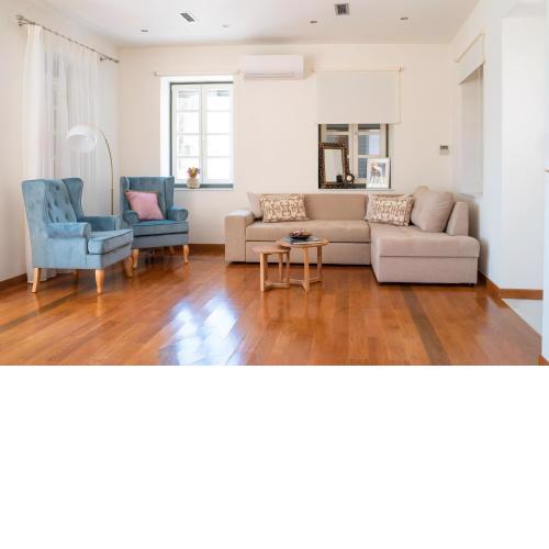 Naias Aegina, Sea-front apartment 95 sqm