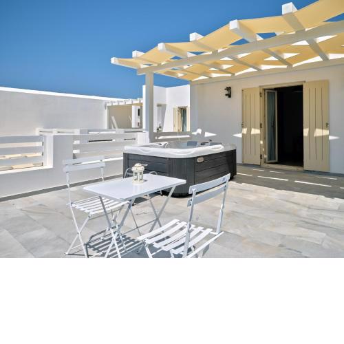 Naoussa Fishes Suite - Blue & Grey Getaway