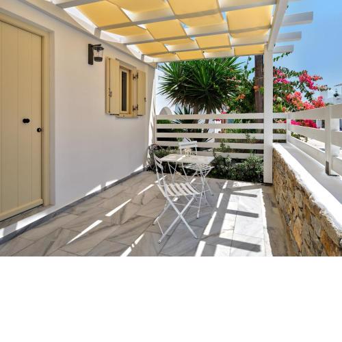Naoussa Pigeons Suite - Blue & Gold Getaway