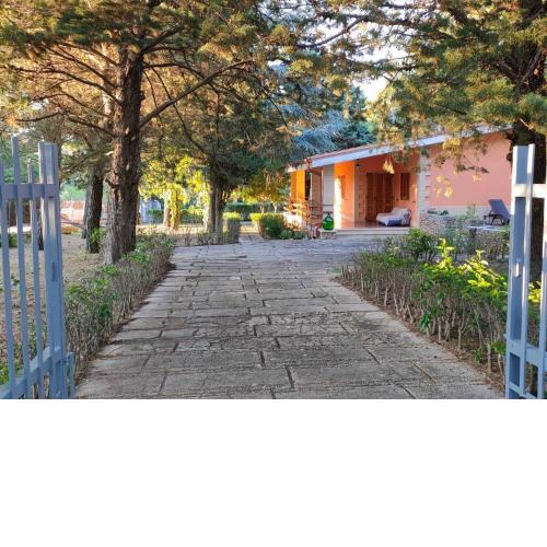 Nature, memories and garden shower at Casa del Castello