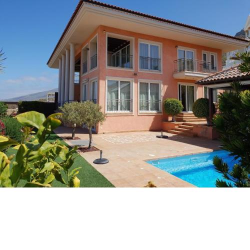 Nettes Ferienhaus in Costa Adeje mit Möbliertem Balkon und Meerblick