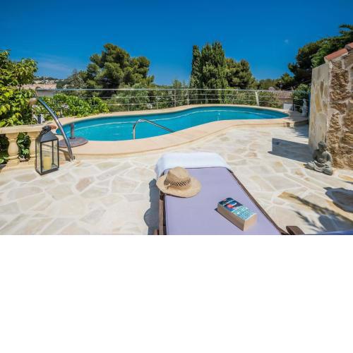 NEU: Exklusives Ferienhaus mit Pool, fußläufig zum Meer, bei Moraira