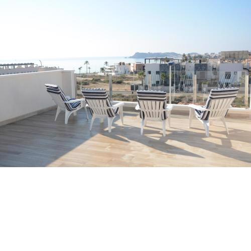 New and cosy penthouse with seaview, airconditioning, WiFi and parking
