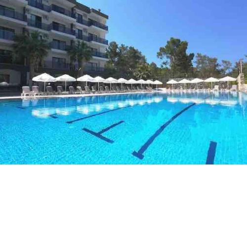 New apartment with pool near the sea