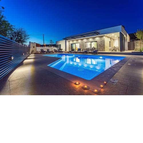 NEW! Casa Mia with 40sqm private swimming pool with massage, 4 spacious bedrooms