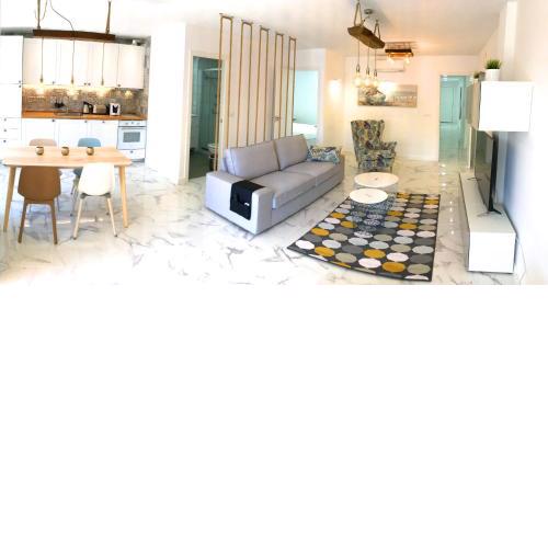 New central 2BR apartment 100m-to-beach free parking