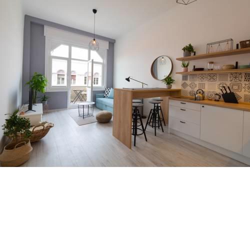 *NEW* Central Design Apartment w/ Balcony