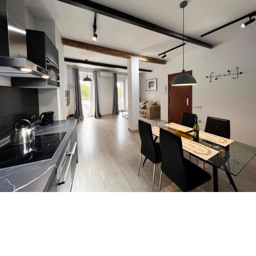 New! Cosy Two Bedroom Apartment by the Beach