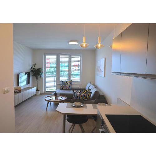 New Cozy 2 Room Pink Apartment Bratislava 048