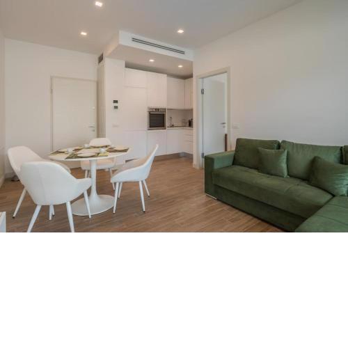 NEW! Exclusive Eur Apartment