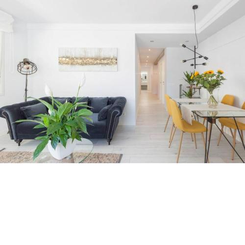 NEW Gorgeous Central Apartment - Beachfront - 3 BD