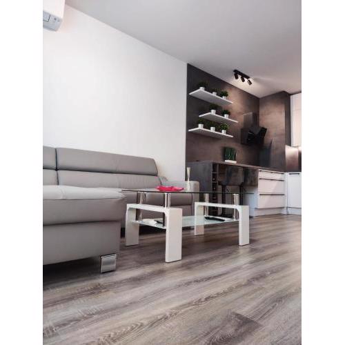 NEW Luxury 2 bedroom apartment, fully airconditioned, near the airport, FREE Parking