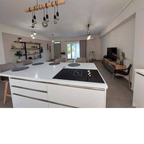 New minimal apartment,10' from Athens airport