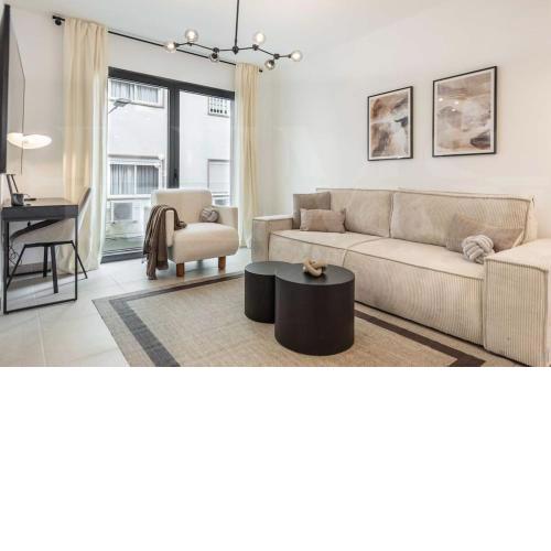 NEW Modern apartment with patio & parking