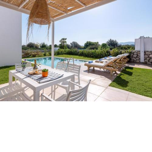 NEW Pool Villas , Jacuzzi, Kids, 2 min Drive to Beach, tavern, shop