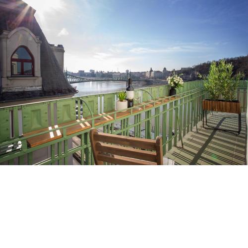 New Riverside Apartment with unique Danube view balcony