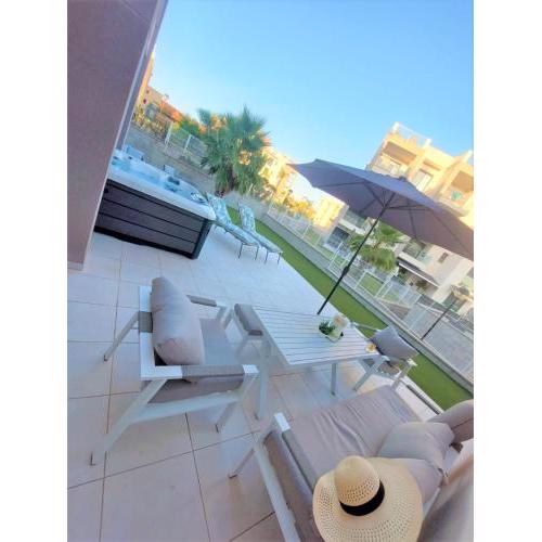 NEW Stunning ground floor Apartment with Jacuzzi