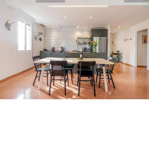 New top floor apt with a lot of light y aircon