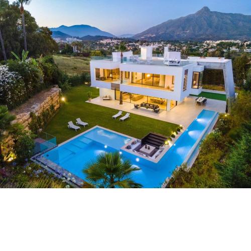 Newly Built 6 BDRM Luxury Villa in Nueva Andalucía