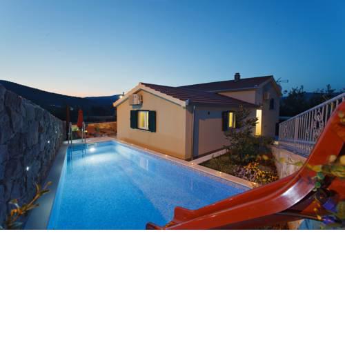 Newly built Villa with Heated Swimming Pool, Jacuzzi, Water Slide