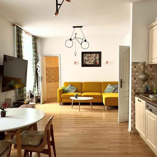 Newly decorated cool, stylish, quiet apartment, high ceiling, near Castle - enjoy the Old Town like locals