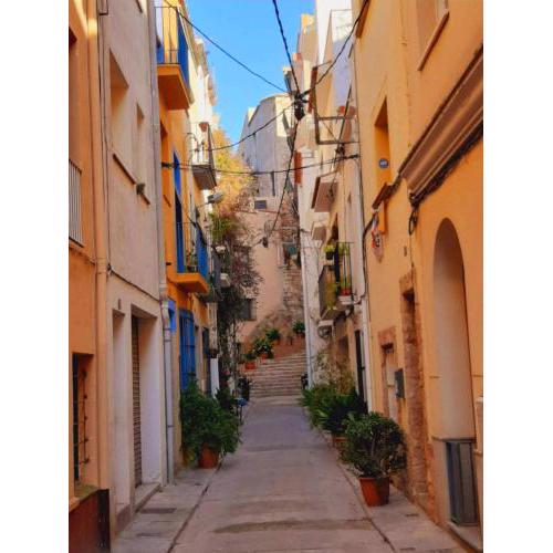Newly renovated 2 bed apartment in Blanes old town 50m from the beach!