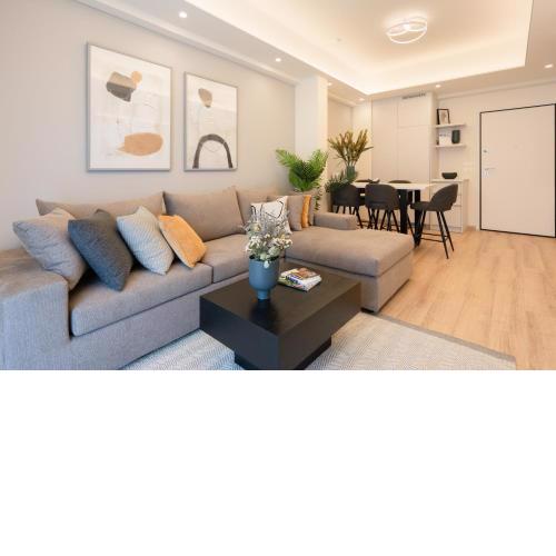 Newly Renovated 2 Bedroom Apartment, 5min to metro