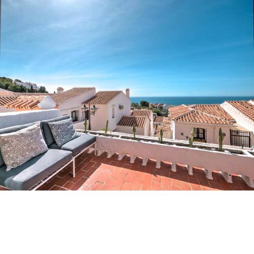 Newly renovated apartment in Nerja with huge pool