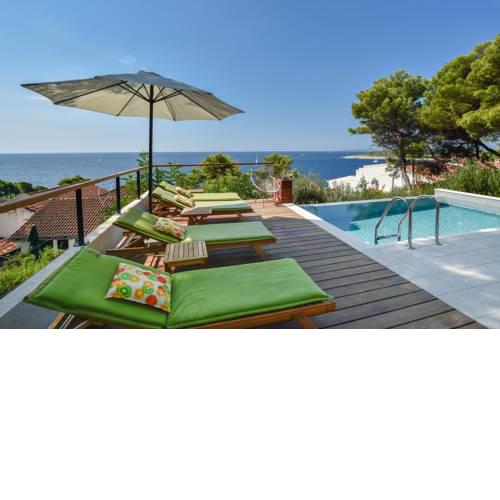Newly renovated house in the town of Hvar with new pool, sea view and only 100m far from the sea.
