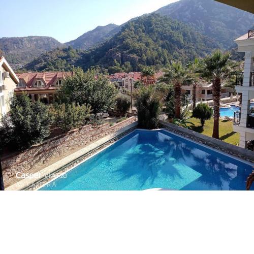 nezih bir sitede doğa deniz ve havuz manzaralı