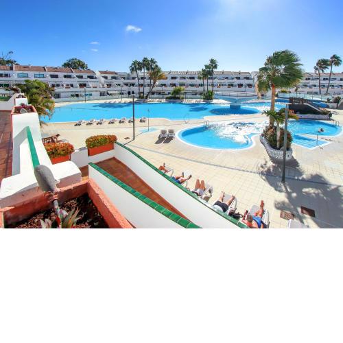 Nice 2 bedroom flat with big Pools and big terrace Parque don José