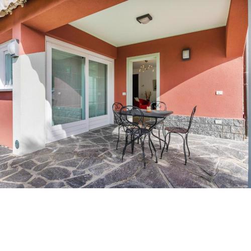 Nice apartment in a villa with three apartments with private porch and garden